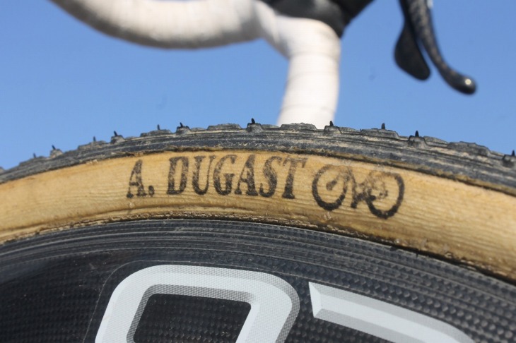 A.デュガストのタイヤをアッセンブル「低圧でも粘るので使いやすいです」
