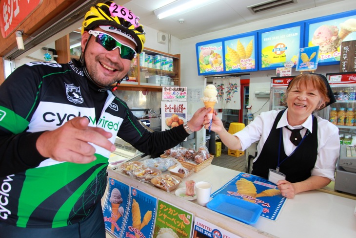 「ココは撮るなよ!」あれだけ食べたあとに、まだアイス?