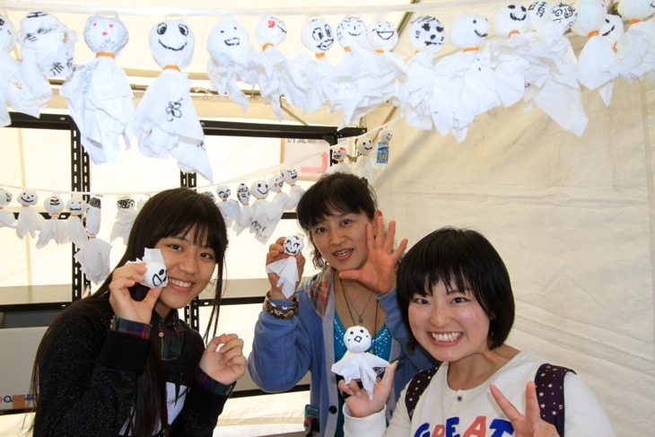 参加者が作ったたくさんのてるてる坊主。「あした天気になあれ!」