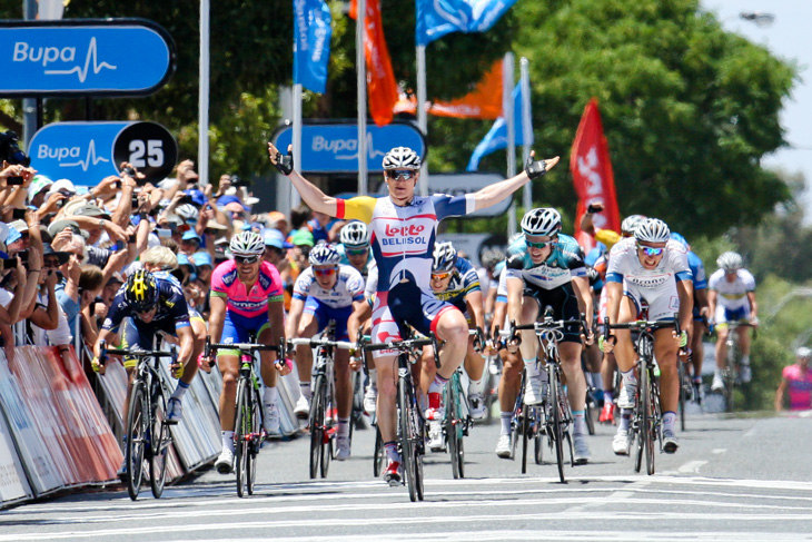 フェラーリとキャントウェルを振り切ってゴールするアンドレ・グライペル（ドイツ、ロット・ベリソル）