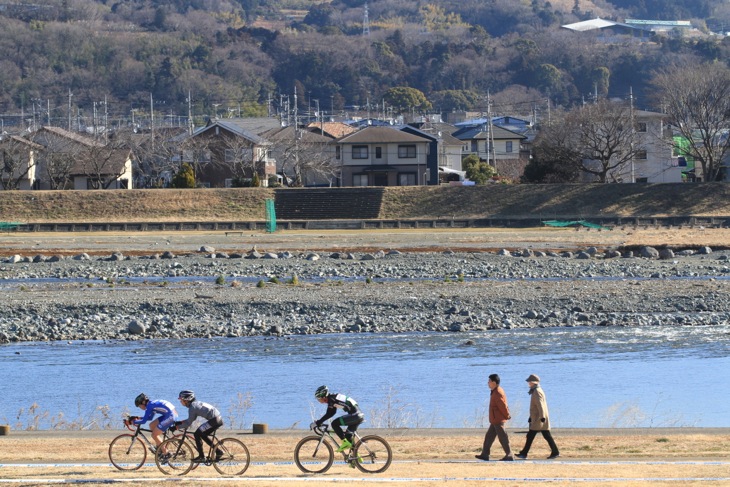 第1、3戦の舞台は鮎釣りの名所・酒匂川の河川敷