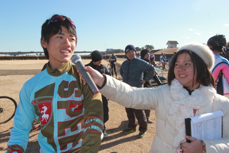 前田公平（Speedvagen Cycrocross Team）は渡米2日前に出場。DJがらぱさんもMCとして駆けつけた