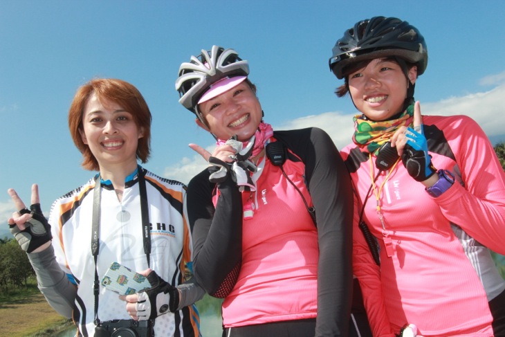 ジャイアントトラベルの女性スタッフ　3人とも自転車で走りながらサポートしてくれた