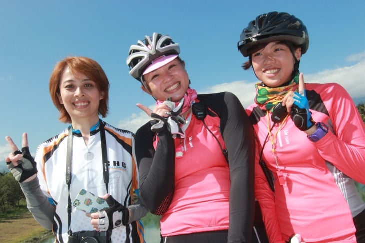 ジャイアントトラベルの女性スタッフ 3人とも自転車で走りながらサポートしてくれた