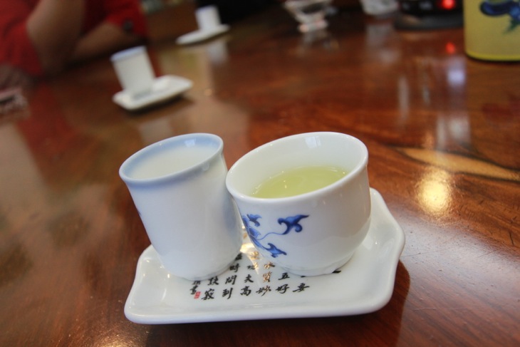 香り高い文山包種茶をいただく。緑茶と烏龍茶のあいのこのようなお茶だ