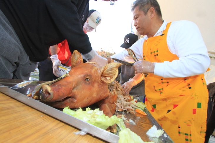 美ら島の名物といえばコレ、沖縄ならではの豚の丸焼きデス