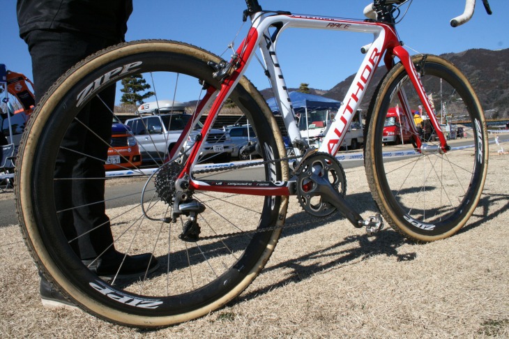 ホイールセットはCyclo Cross Tokyoに来日した選手から譲り受けたもの