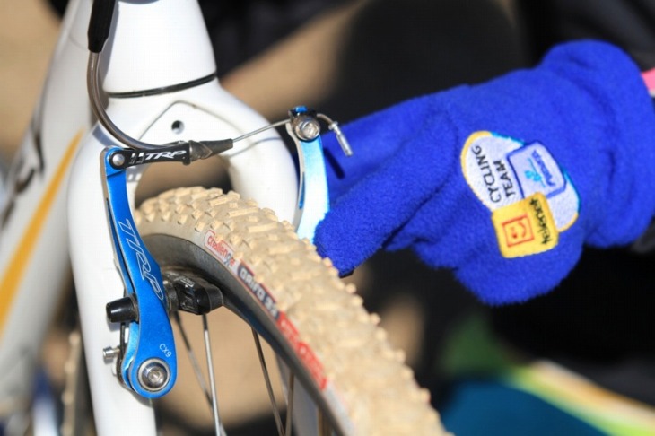 BIKE SHOP SNEL諏訪店長のすすめでブレーキはTRPのCX9に換装。フィデアのグローブも注目!