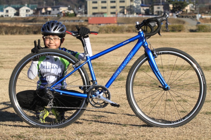 シティ用クロスバイクを改造したシクロクロスバイクに乗る玉田伊織くん（小学3年生）