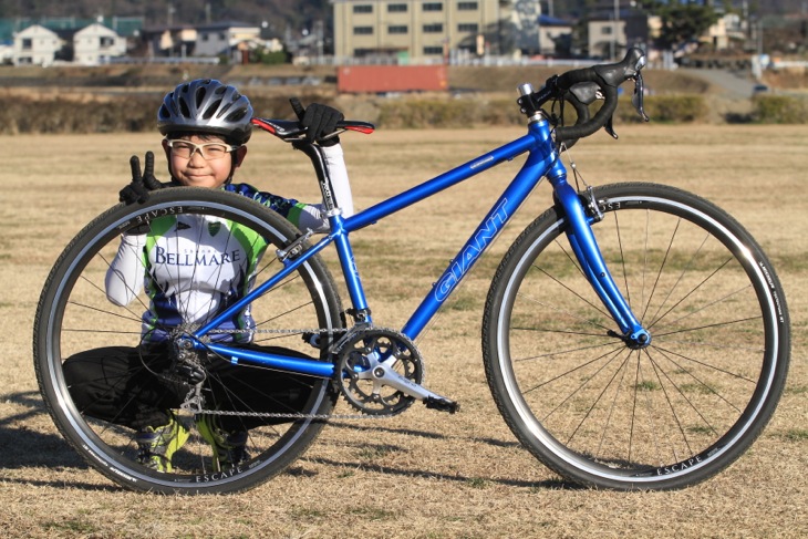 シティ用クロスバイクを改造したシクロクロスバイクに乗る玉田伊織くん(小学3年生)