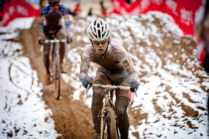 雪が積もった砂地を走る前田公平（Speedvagen Cyclocross Team）