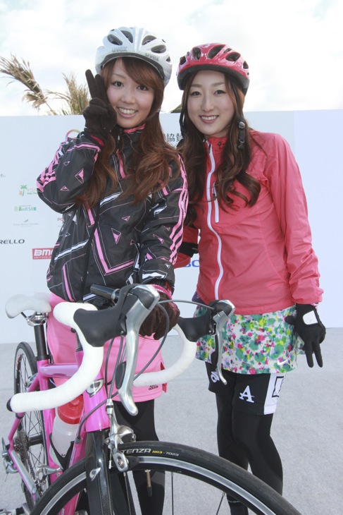 仲良し2人組の女性 ファッションも決まってます