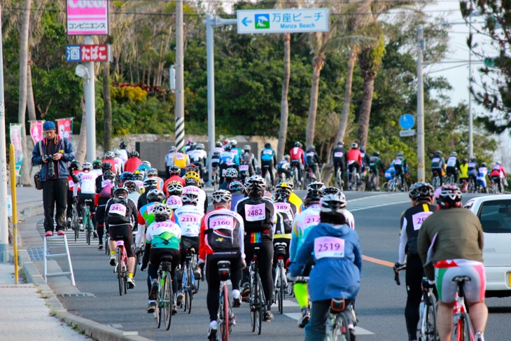 一路名護へ向けて走りだす100kmコースの参加者たち