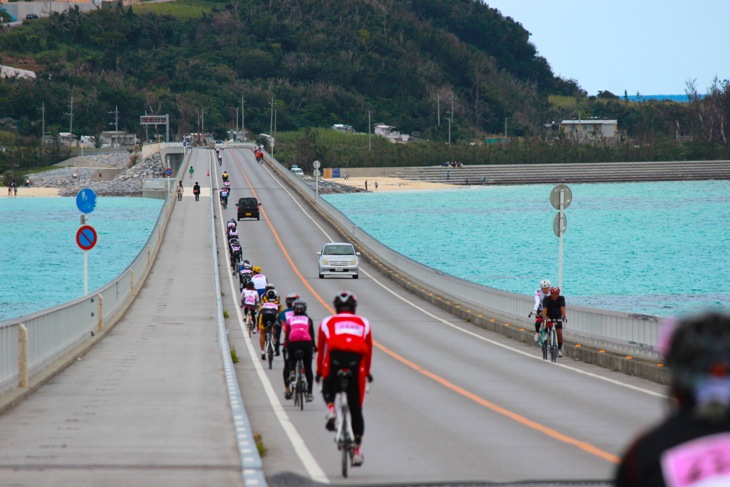 古宇利島大橋の両側は碧い海