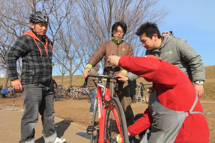 各ブースでペダル取り付けやステム調整など素早くセットアップしてもらう