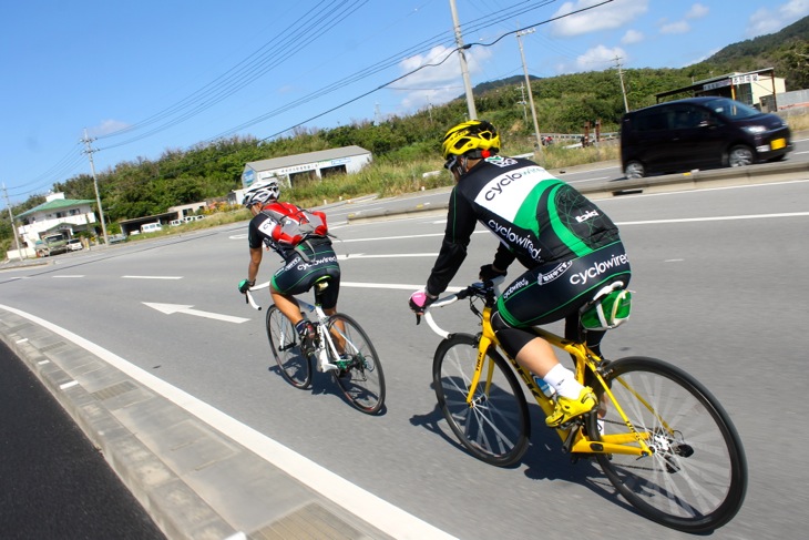 ちゃっかり編集長の後ろに隠れて40km/hオーバーで進む。