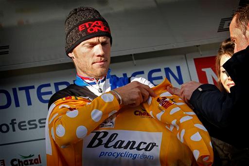 リーダージャージに袖を通すラルス・ボーム(オランダ、ブランコプロサイクリング)
