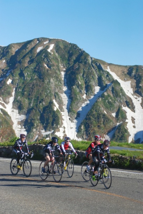 自然の聖地と呼べる山岳地帯を走ることができる