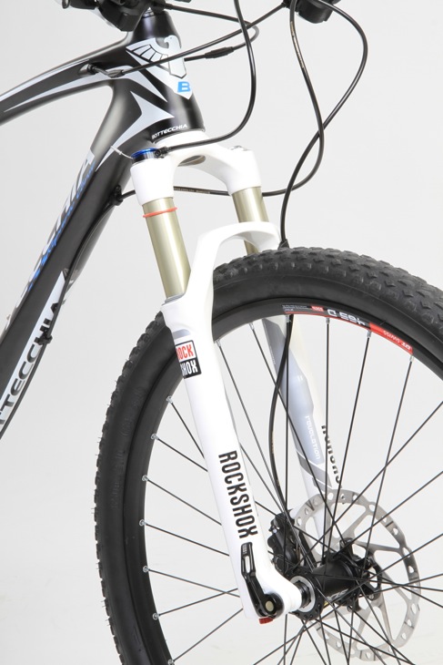 フロントショックはトラベル量100mmのROCKSHOX REVELATION RL