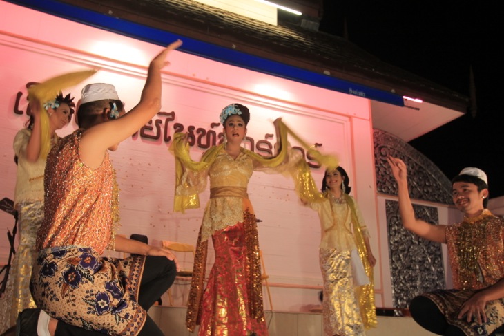 タイ名物のニューハーフショーがタダで観られます(笑)