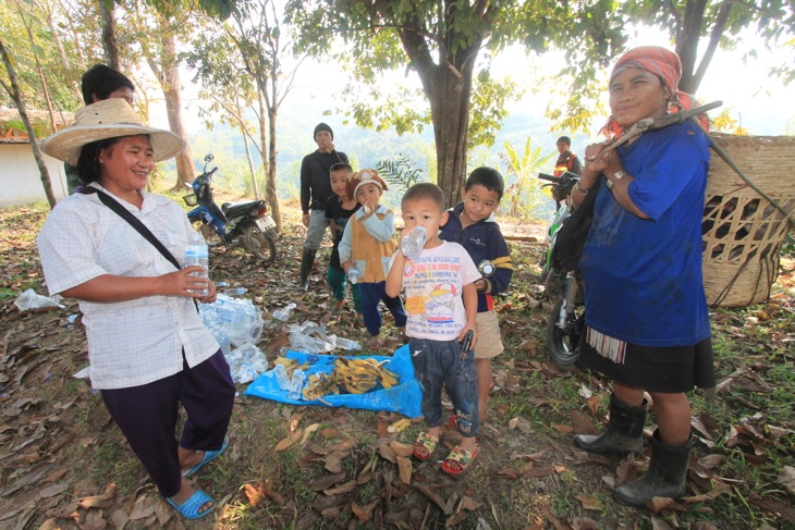 給水＆バナナポイントでは地元の人達がボランティアで手伝ってくれています