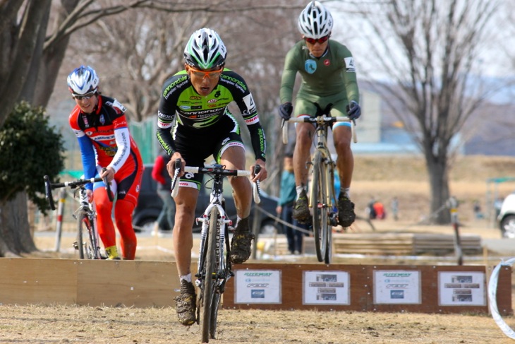 シケインをバニーホップで越えていく山本和弘(キャノンデール・チャンピオンシステム)と前田公平(Speedvagen Cyclocross Team)