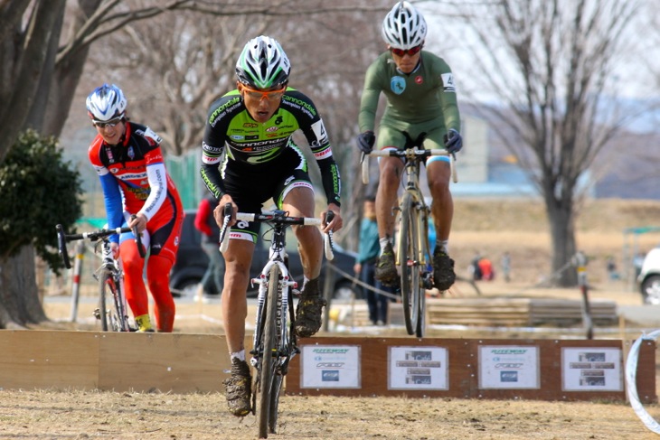 シケインをバニーホップで越えていく山本和弘（キャノンデール・チャンピオンシステム）と前田公平（Speedvagen Cyclocross Team）