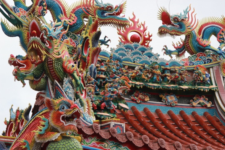 新竹城隍廟の屋根の飾りは見た目に賑やか！