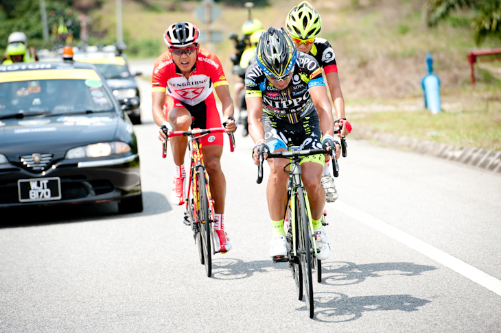 ファーストアタックを決めて、先頭集団で走る福島晋一(チームNIPPO・デローザ)