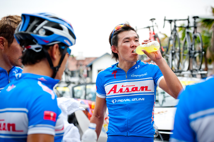 レースを終えた盛一大(愛三工業レーシング)、チームメイトと今日のレースを振り返る
