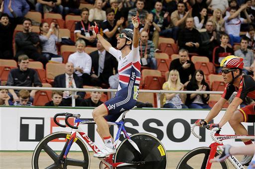 男子ポイントレースを制したサイモン・イェーツ(イギリス)