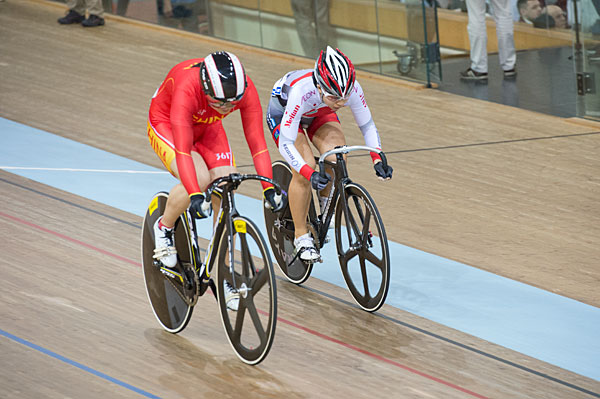 女子スプリント1/16決勝を走る石井寛子(東京・日本競輪学校)