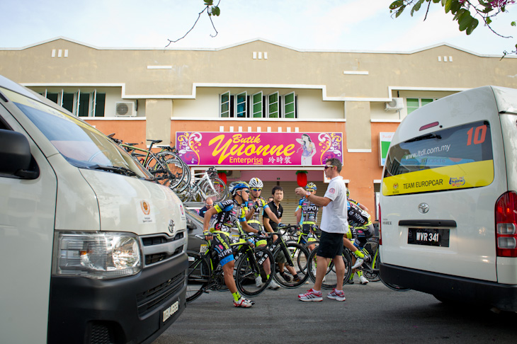 スタート前にレース準備をするチームNIPPO・デローザ