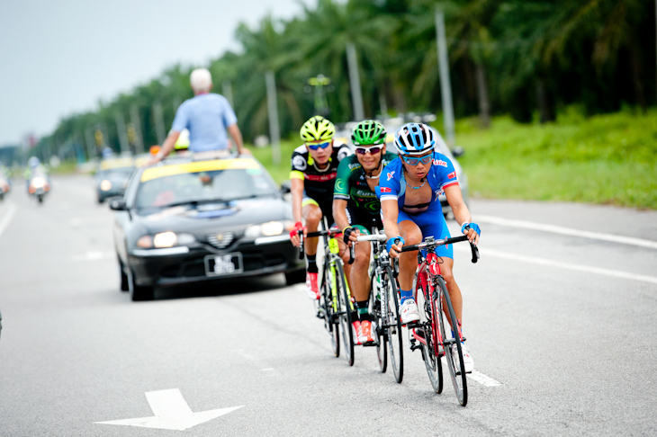 西谷泰治(愛三工業レーシング)、新城幸也(ユーロップカー)、プーチョン・サイウドンシン(OCBC)のエスケープグループ