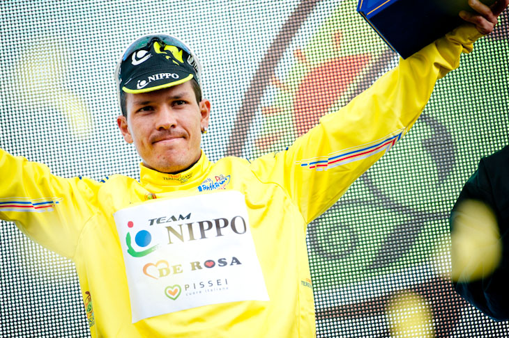リーダージャージを手にしたジュリアン・アレドンド(コロンビア、チームNIPPO・デローザ)