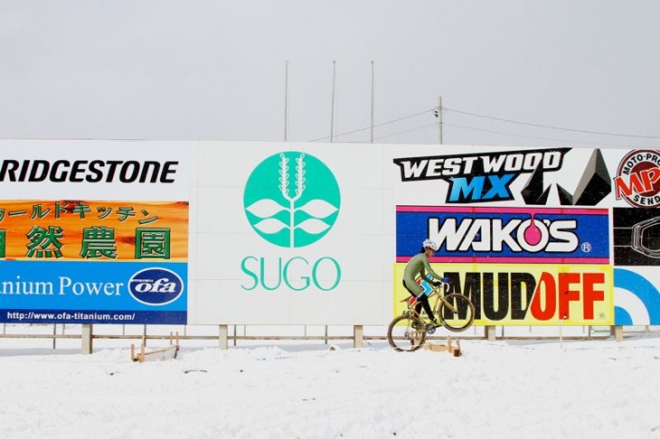 20cmシケインを全周回バニーホップでクリアする前田公平(Speedvagen Cyclocross Team)