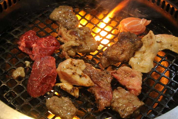 沖縄の肉は安くて美味しいことで有名。まーさん！