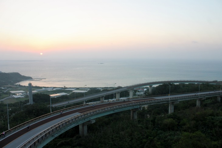 朝陽昇る海を見つつ、ニライカナイ橋を下る。どこかパワーを感じる風景だ