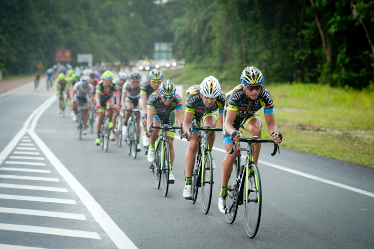 チームNIPPO・デローザが牽くメイン集団