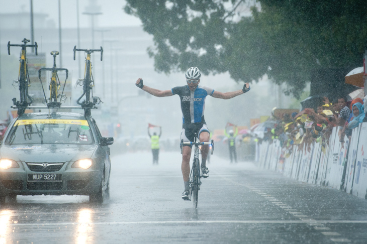 ゴールまで4kmを独走してゴールに飛び込んだトム・リーザー（オランダ、ブランコプロサイクリング）