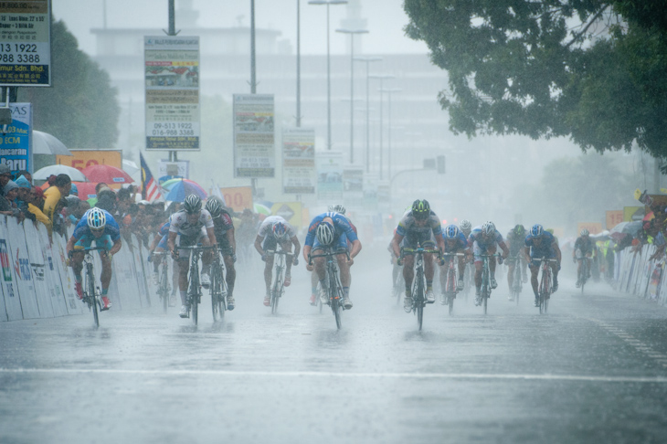 激しい雨の中のスプリントになった第6ステージ