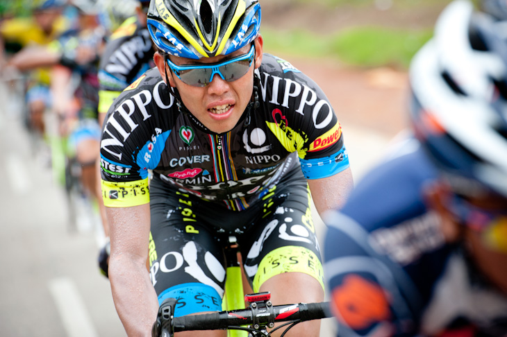 集団前方で集団のコントロールに加わる徳田鍛造(チームNIPPO・デローザ)