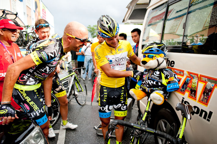 スタート前にリラックスするチームNIPPO・デローザのメンバー