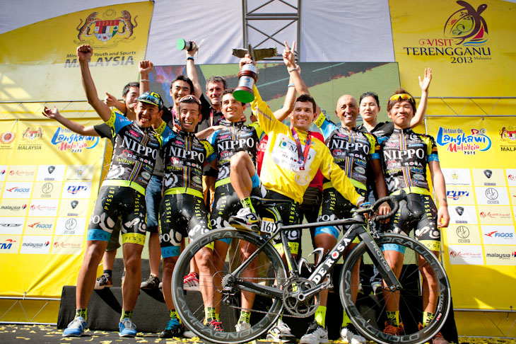 2013年大会を制したジュリアン・アレドンド(コロンビア)と、チームNIPPO・デローザのメンバーら
