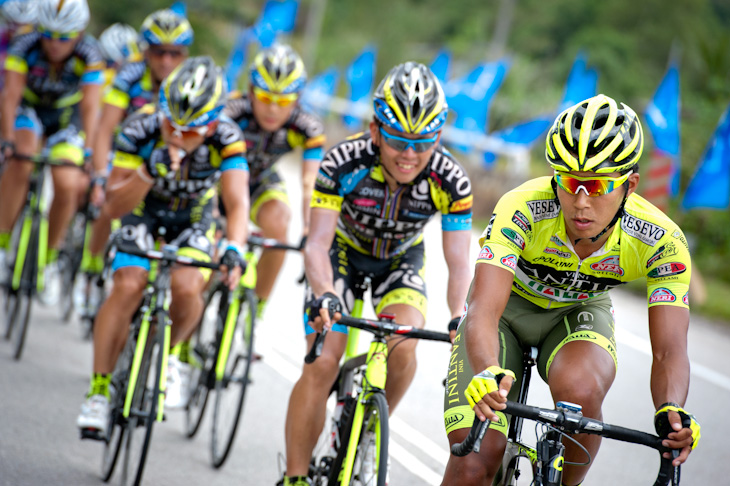 集団を率いる佐野淳哉 (ヴィーニファンティーニ)やチームNIPPO・デローザ