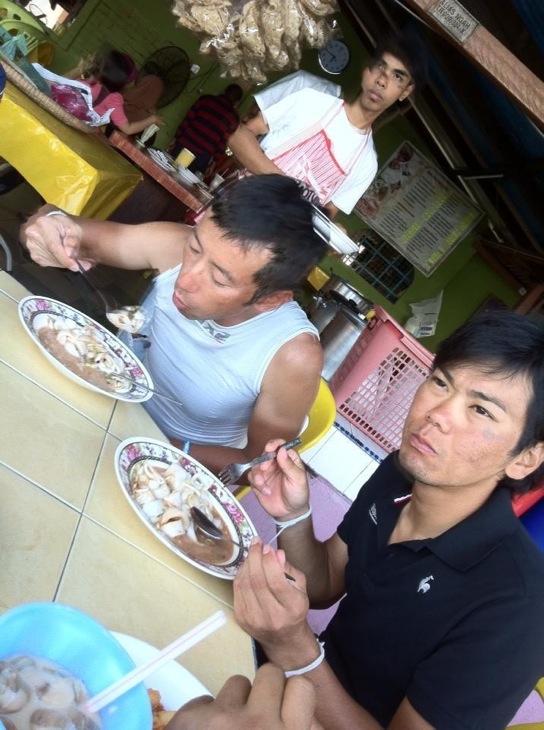 食堂でユキヤと牛肉湯(ビーフスープ)をすする。美味い。