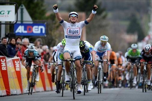 圧倒的なスプリント力を披露したマルセル・キッテル(ドイツ、アルゴス・シマノ)がステージ優勝