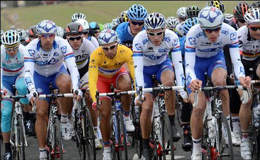 チームメイトに守られて走るリーダージャージのナセル・ブアニ(フランス、FDJ)