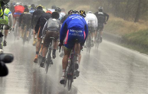 一日中降り続く雨が選手たちの体力を奪っていく