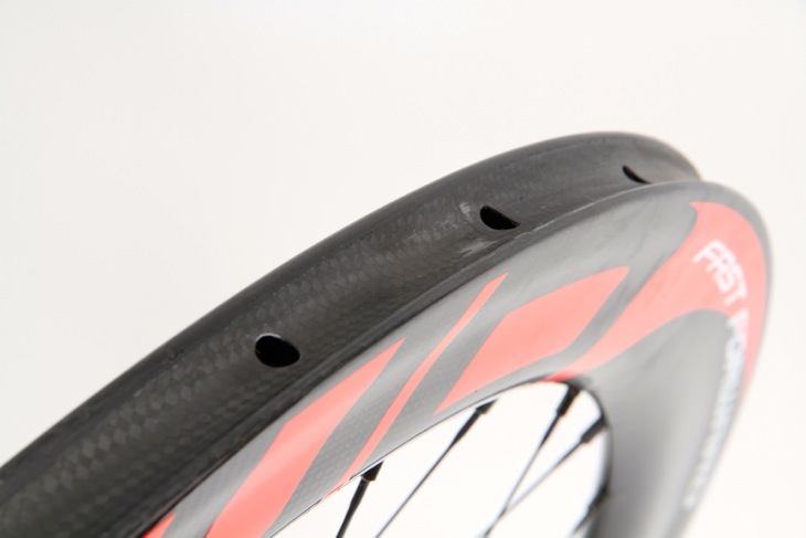 トラック用の60mmリムを採用している。太いタイヤを使用する際はリムセメントを念入りに塗る必要がある